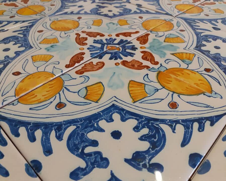 Pannello in azulejos decorato con la tecnica della maiolica portoghese