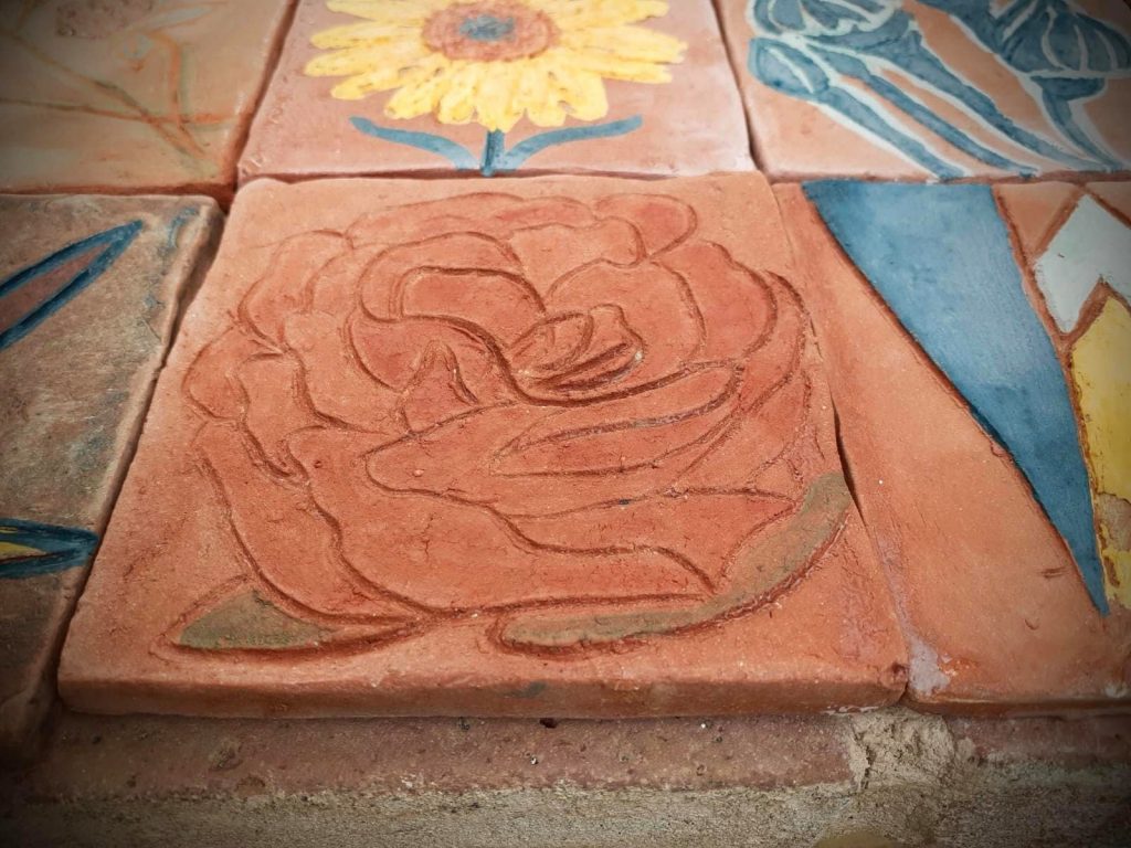 Azulejos in terracotta engobbiati realizzati con argilla autoprodotta proveniente dai campi di Salabue (AL)
