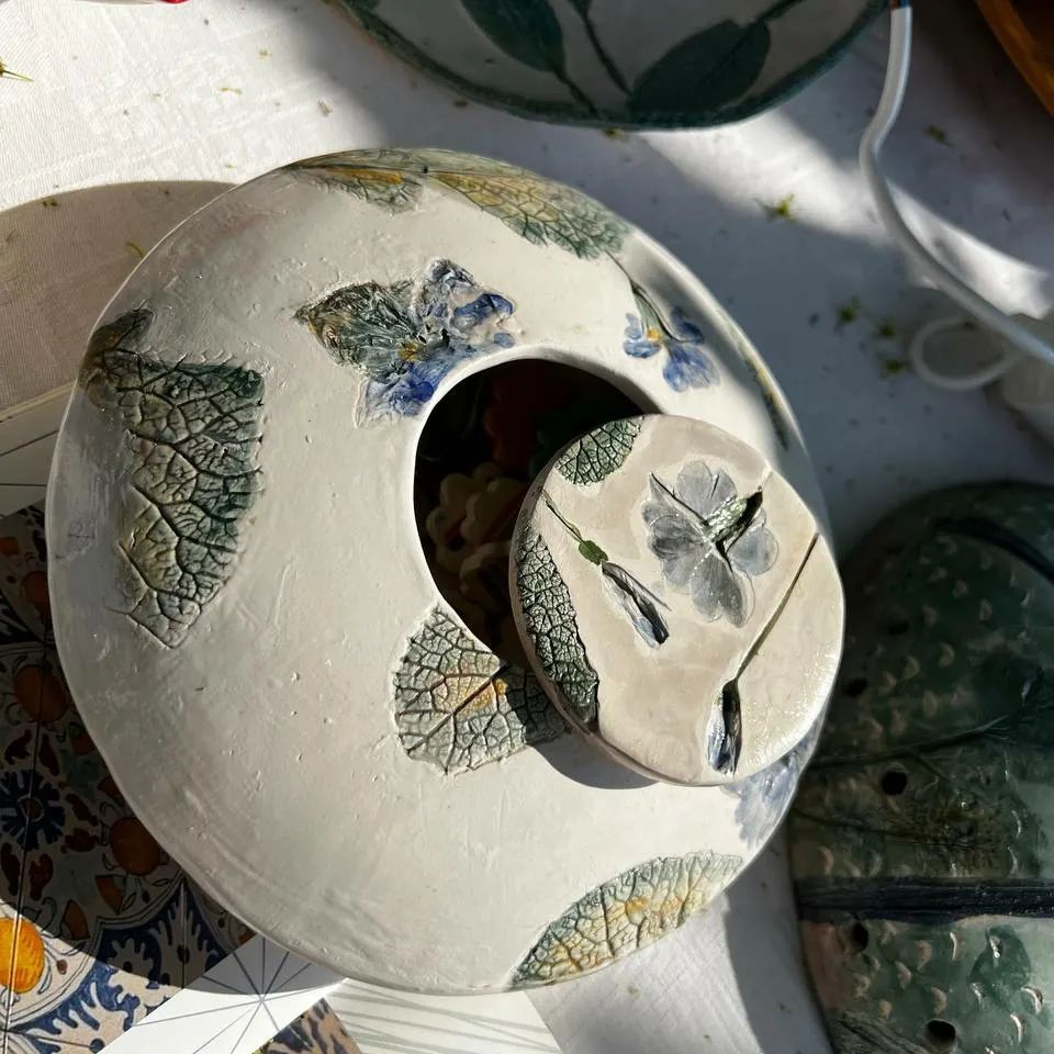 Scatola rotonda realizzata con la tecnica delle impressioni di natura su argilla bianca decorata a maiolica
