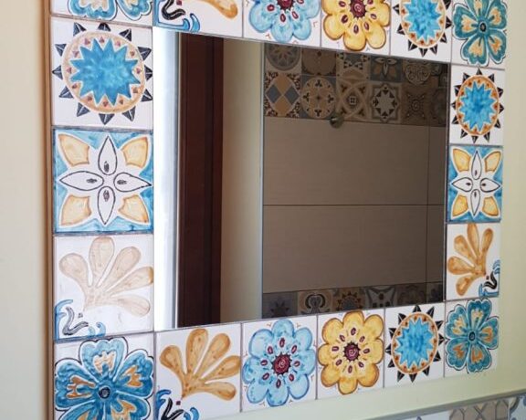 Cornice in azulejos per specchio decorati con la tecnica della maiolica