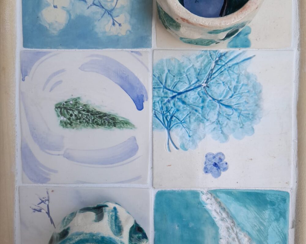 vassoio in azulejos con impressioni di fiori e foglie veri con tazzine kurinuki